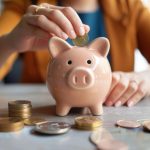 Cum a reușit o tânără să economisească 100.000 de lire sterline până la 26 de ani. 3 reguli care i-au adus o avere