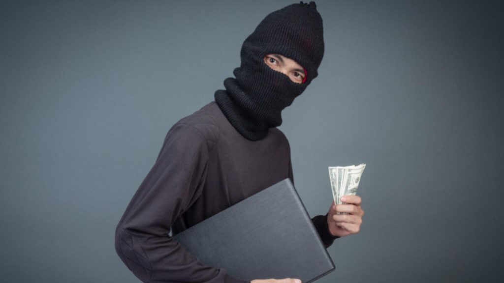 Noua metodă de fraudă „atingerea fantomă”: escrocii îți pot lua banii prin simpla prezență lângă tine, fără să te atingă