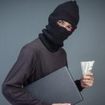 Noua metodă de fraudă „atingerea fantomă”: escrocii îți pot lua banii prin simpla prezență lângă tine, fără să te atingă
