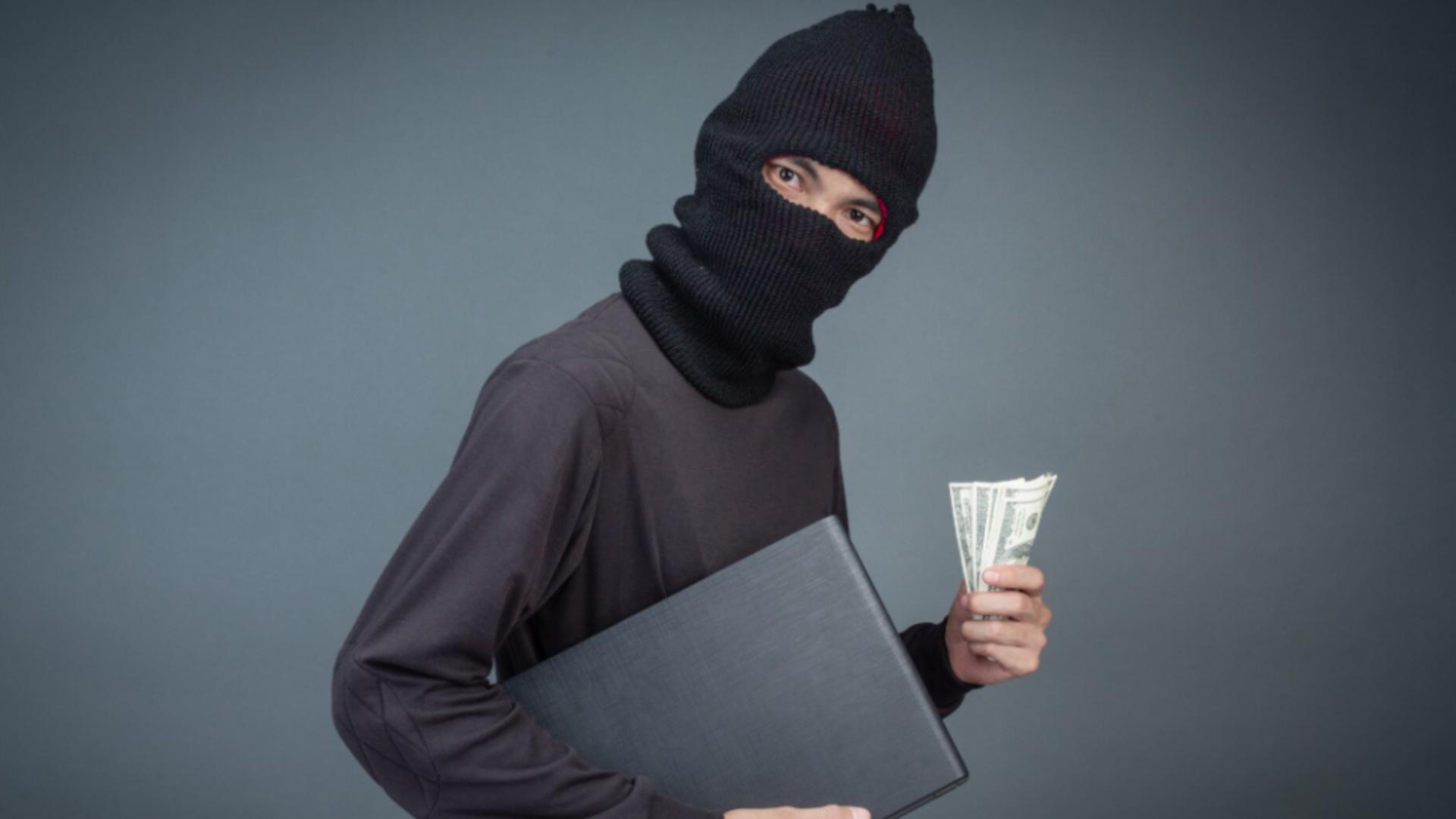 Noua metodă de fraudă „atingerea fantomă”: escrocii îți pot lua banii prin simpla prezență lângă tine, fără să te atingă