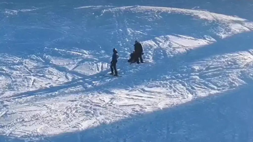 Femeie în fustă pe pârtie, coborâtă de un jandarm montan. Avertismentul autorităților: ”Pârtia de schi nu este podium de modă” -VIDEO