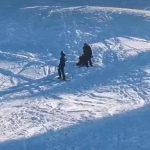Femeie în fustă pe pârtie, coborâtă de un jandarm montan. Avertismentul autorităților: ”Pârtia de schi nu este podium de modă” -VIDEO