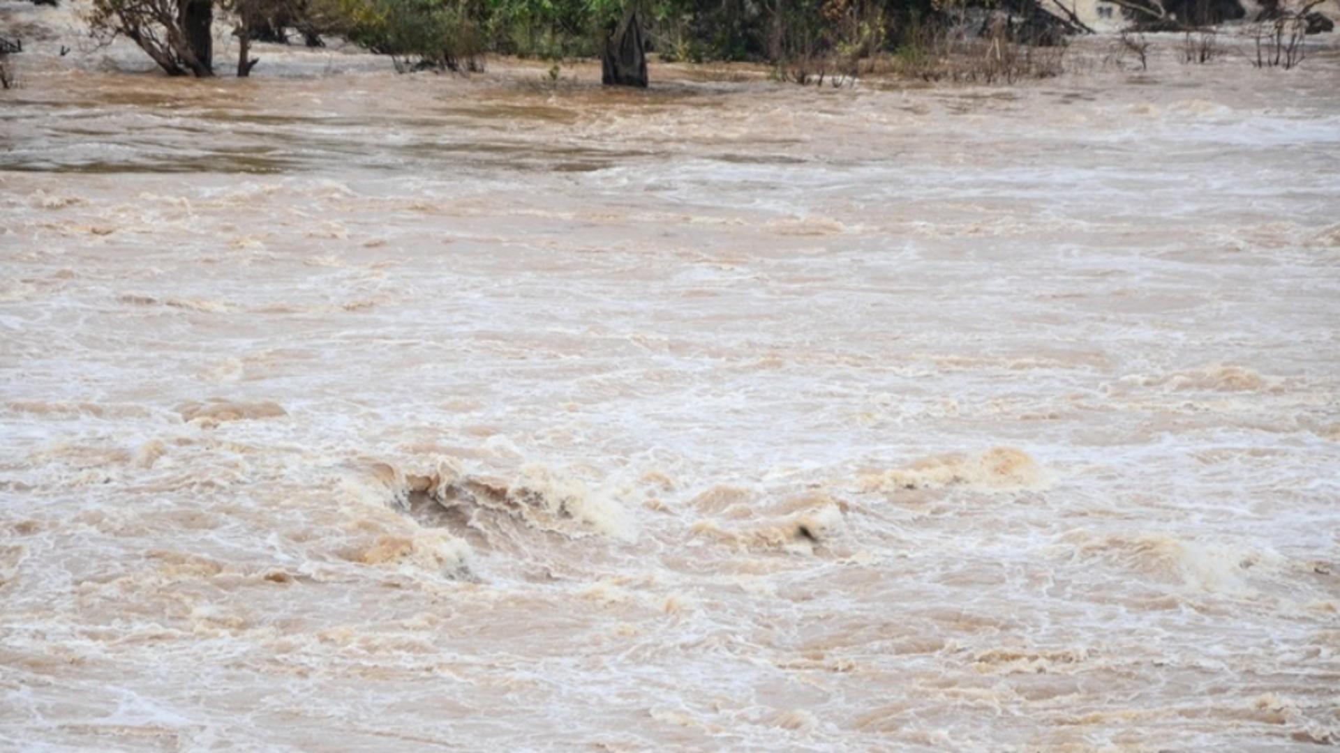 Două persoane au căzut în râul Olt. Una dintre ele a fost salvată, în timp ce a doua este căutată în continuare  de mai multe echipaje de salvare