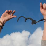 Bărbat arestat după ce a tăiat dispozitivul electronic de supraveghere și a încălcat ordinul de protecție