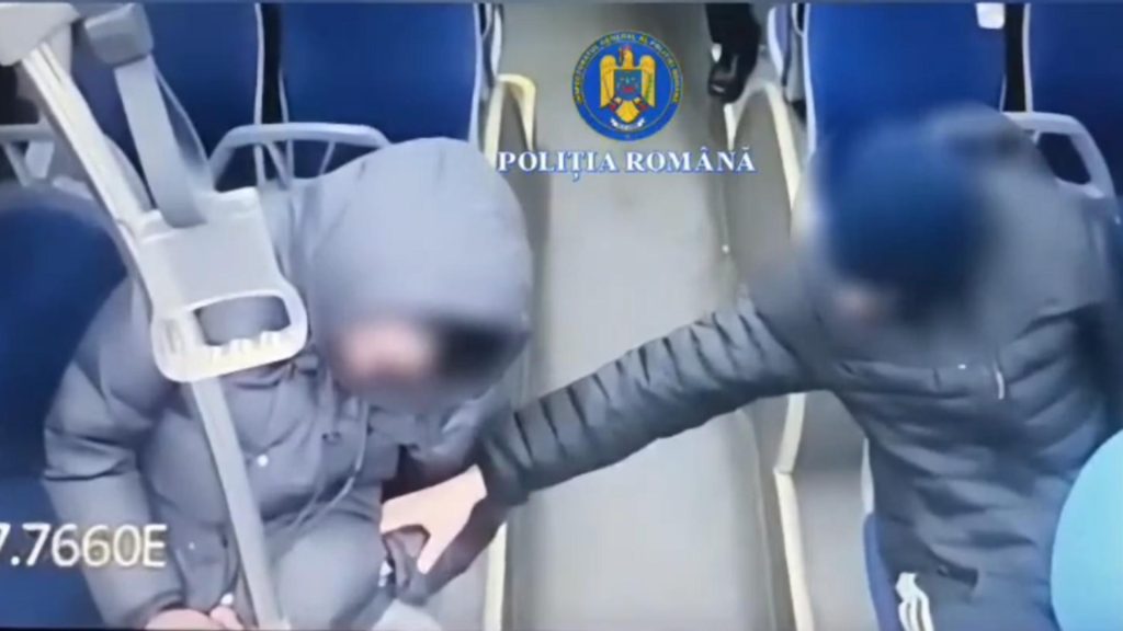 Val de furturi în România. Un bărbat a rămas fără ceas după ce a adormit în autobuz. VIDEO
