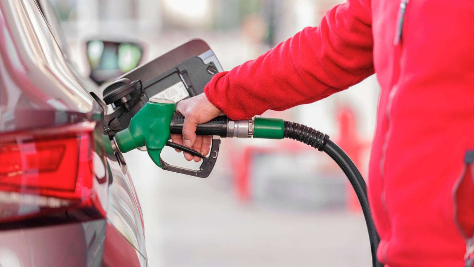 Criza fără precedent: oameni înscriși de luni întregi pentru benzină. Un bărbat s-a înscris la coadă în urmă cu 3 luni, iar acum se află pe locul 5.052