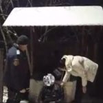 Prăbușit în zăpadă la –7 grade. Lupta unui bărbat cu frigul care putea să-l ucidă. VIDEO