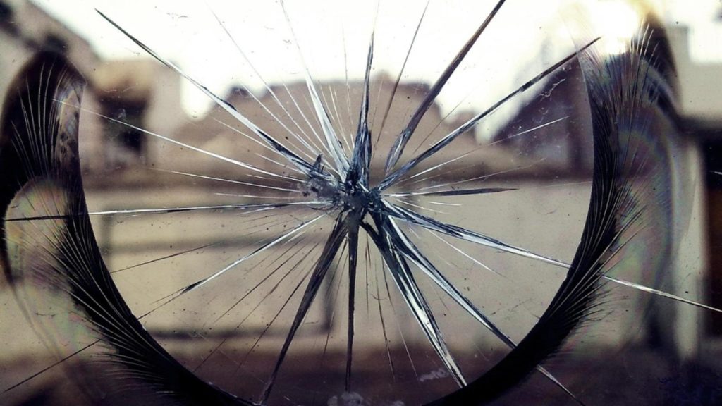Trei persoane, reținute după ce au intrat într-o curte și au spart geamurile unei familii