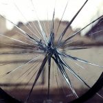 Trei persoane, reținute după ce au intrat într-o curte și au spart geamurile unei familii