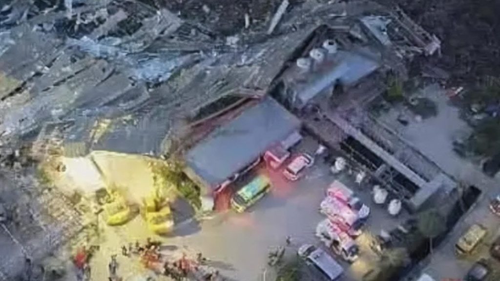 Zeci de oameni, îngropați de vii sub un munte de gunoaie. Un mort și 38 de dispăruți după prăbușirea unei gropi de gunoi din Filipine