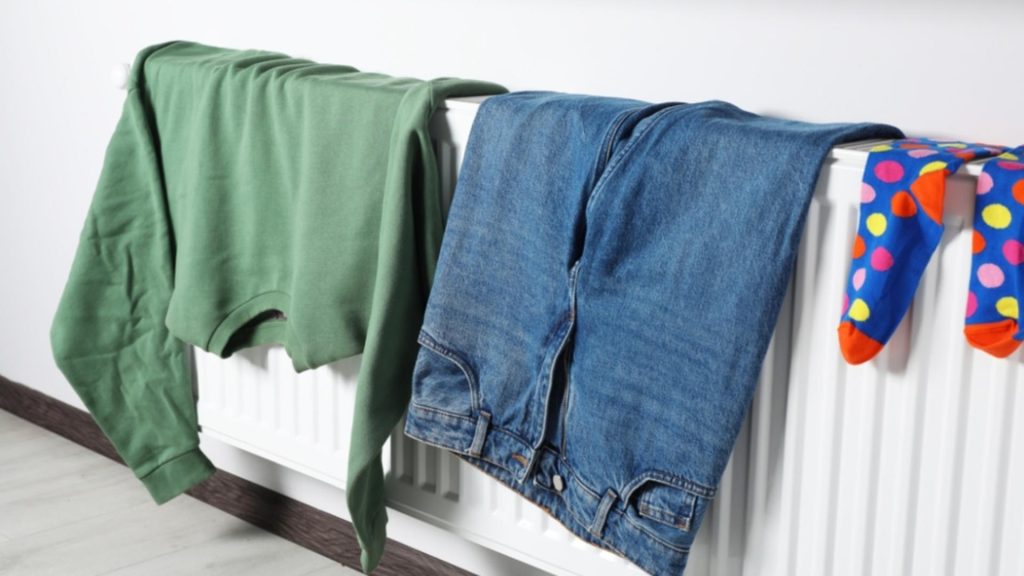 Riscurile la care te expui atunci când îți usuci hainele pe calorifer. Avertismentul specialiștilor