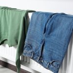 Riscurile la care te expui atunci când îți usuci hainele pe calorifer. Avertismentul specialiștilor