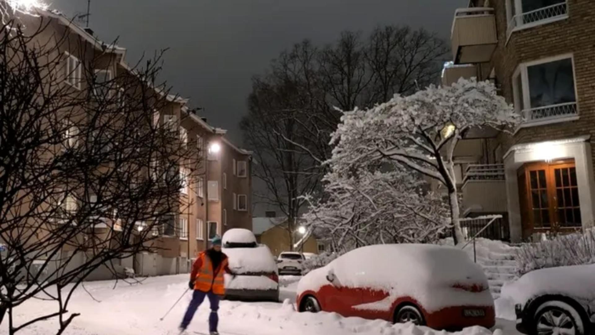 Stockholm sub zăpadă: suedezii merg cu schiurile pe străzile din oraș