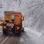 Iarna a pus stăpânire pe România. Drumuri înzăpezite și risc major de avalanșă la munte VIDEO