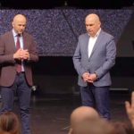 Rugăciune pentru Ilie Bolojan, cu premierul pe scenă, la o biserică baptistă din Oradea: „Doamne, te rog să pui peste dânsul înțelepciunea care vine de sus!” – FOTO/VIDEO