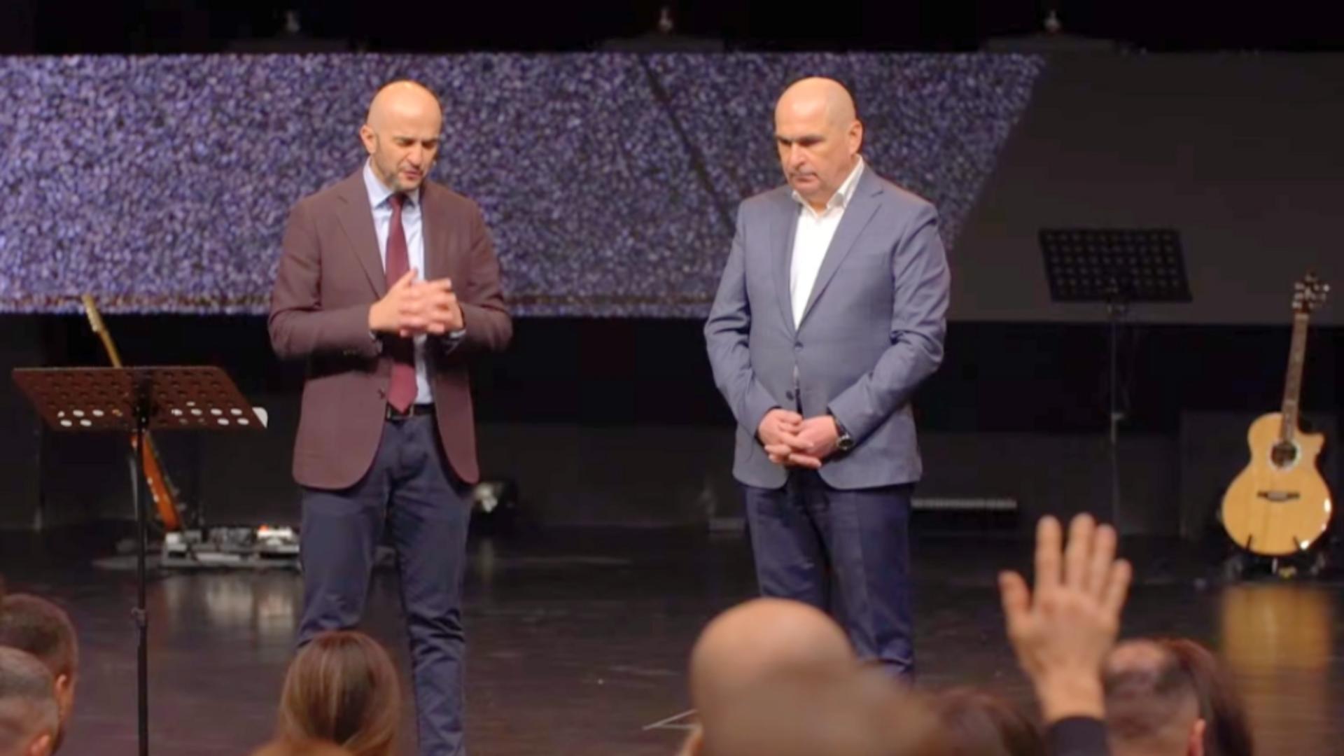 Rugăciune pentru Ilie Bolojan, cu premierul pe scenă, la o biserică baptistă din Oradea: „Doamne, te rog să pui peste dânsul înțelepciunea care vine de sus!” – FOTO/VIDEO