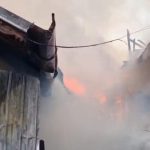 Incendiu de proporții în Prahova. O gospodărie în care era depozitat mult lemn a fost mistuită de flăcări