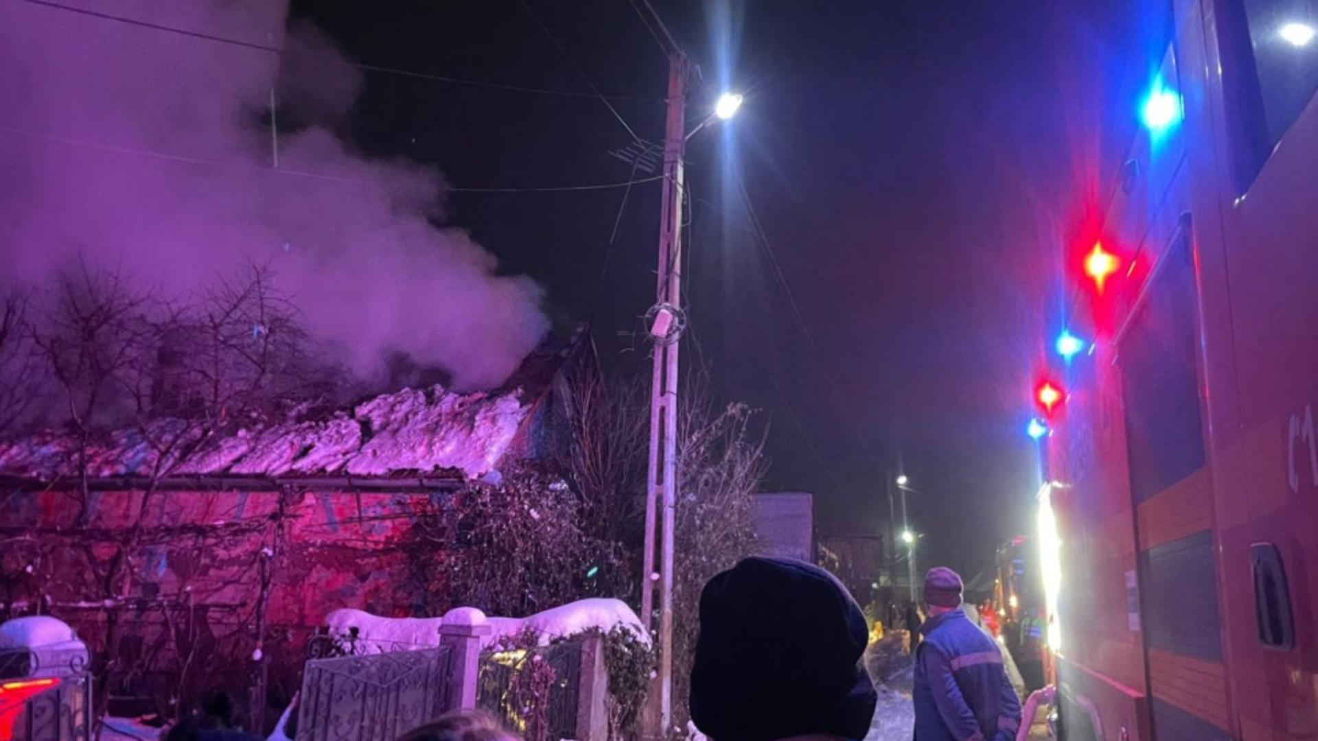 Tragedie în județul Alba. Bătrân găsit carbonizat, după ce casa i-a fost mistuită de flăcări -VIDEO