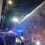 Incendiu de amploare într-un bloc din Murfatlar. Zece oameni evacuați de urgență, intervenție masivă a pompierilor – FOTO