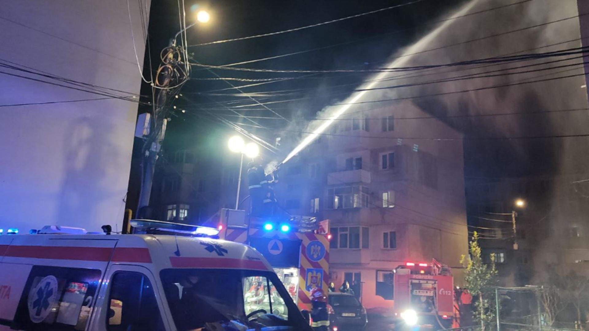Incendiu de amploare într-un bloc din Murfatlar. Zece oameni evacuați de urgență, intervenție masivă a pompierilor – FOTO