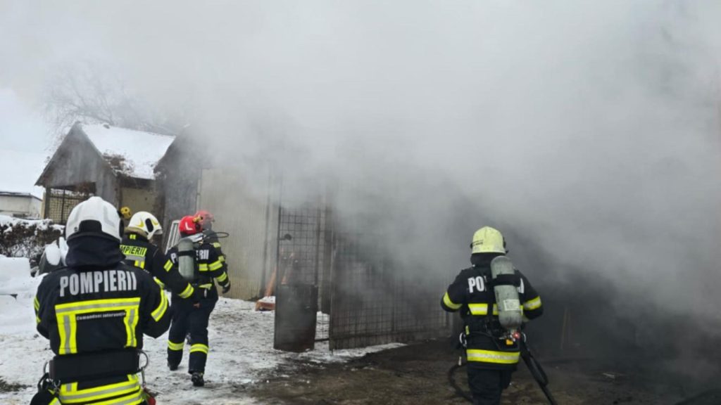 Pericol major la Satu Mare: butelii cu oxigen scoase dintr-un depozit în flăcări. Risc uriaș de explozie GALERIE FOTO