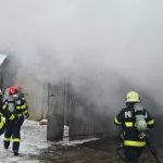 Pericol major la Satu Mare: butelii cu oxigen scoase dintr-un depozit în flăcări. Risc uriaș de explozie GALERIE FOTO