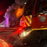 Incendiu puternic la o tinichigerie auto din Tulcea. Pompierii intervin cu mai multe autospeciale