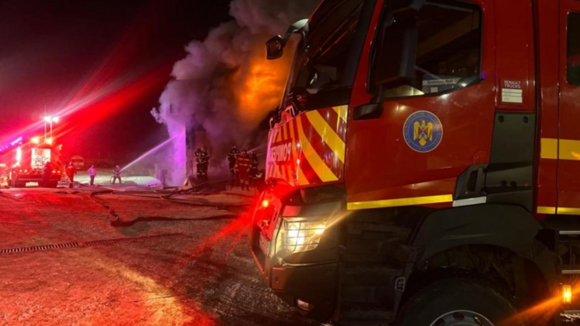 Incendiu puternic la o tinichigerie auto din Tulcea. Pompierii intervin cu mai multe autospeciale