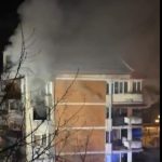 15 persoane s-au autoevacuat după un incendiu puternic într-un bloc din Uricani – VIDEO