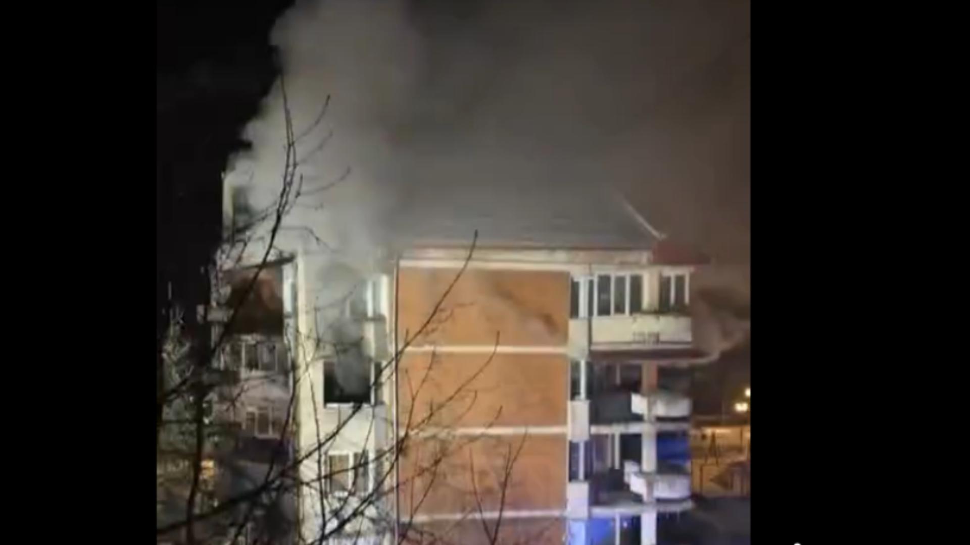 15 persoane s-au autoevacuat după un incendiu puternic într-un bloc din Uricani – VIDEO