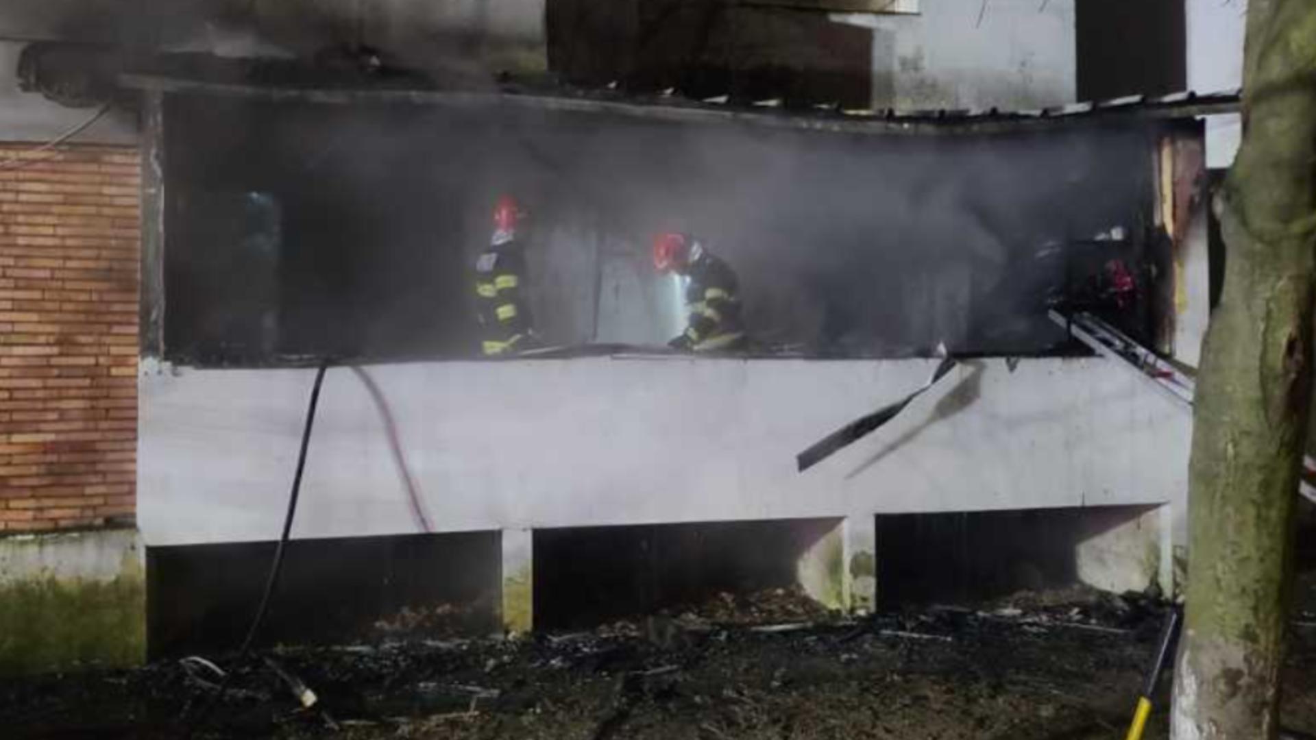 Panicã într-un bloc din Bacău. Locatarii evacuați după izbucnirea unui incendiu