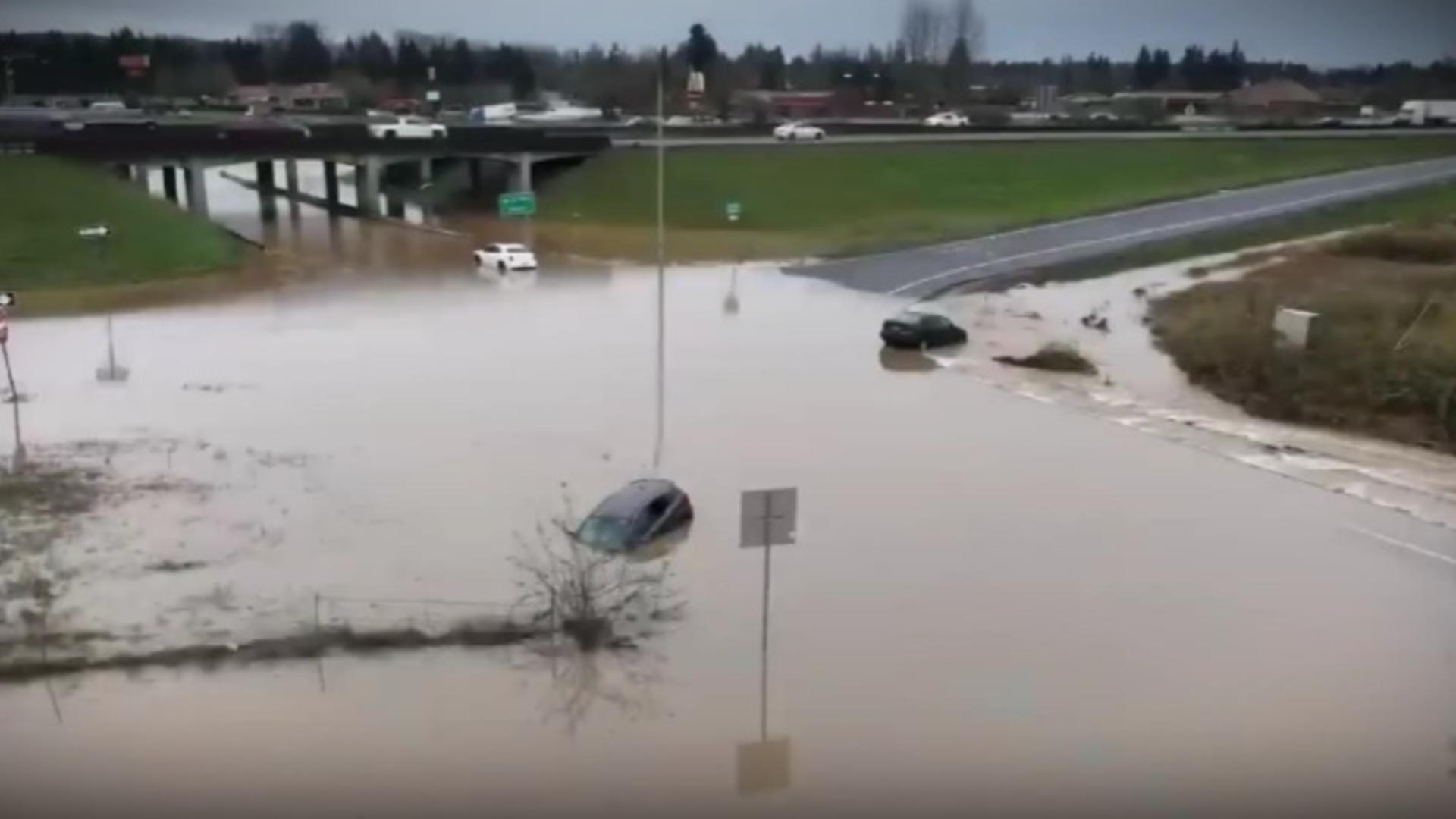 Avertizare hidrologică: risc de INUNDAȚII în cinci județe, luni și marți