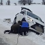 Intervenție salvatoare a jandarmilor pentru o familie cu doi micuți, rămasă blocată în șanț după un accident cu mașina VIDEO