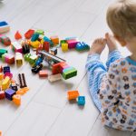 Scenă de coșmar în Brăila: un copil a fost înjunghiat de un alt minor, pentru o simplă  jucărie