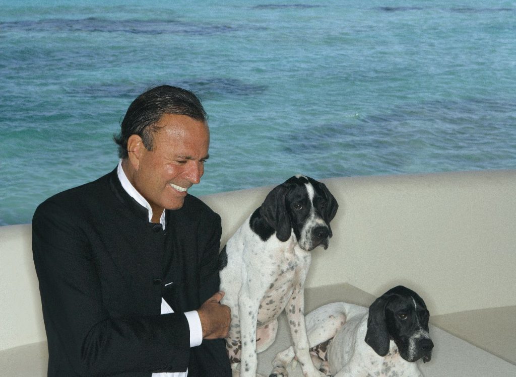 Julio Iglesias, acuzat de agresiune sexuală și abuzuri în locuințele sale din Caraibe și Europa