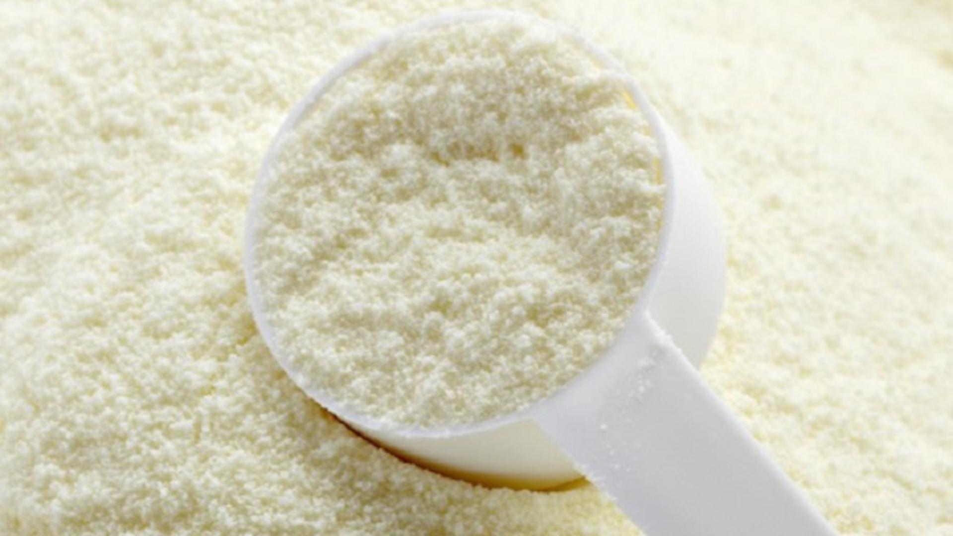 Alertă alimentară: mai multe tipuri de lapte praf pentru bebeluși, retrase de urgență de la raft. Risc ridicat de contaminare cu o toxină periculoasă – FOTO