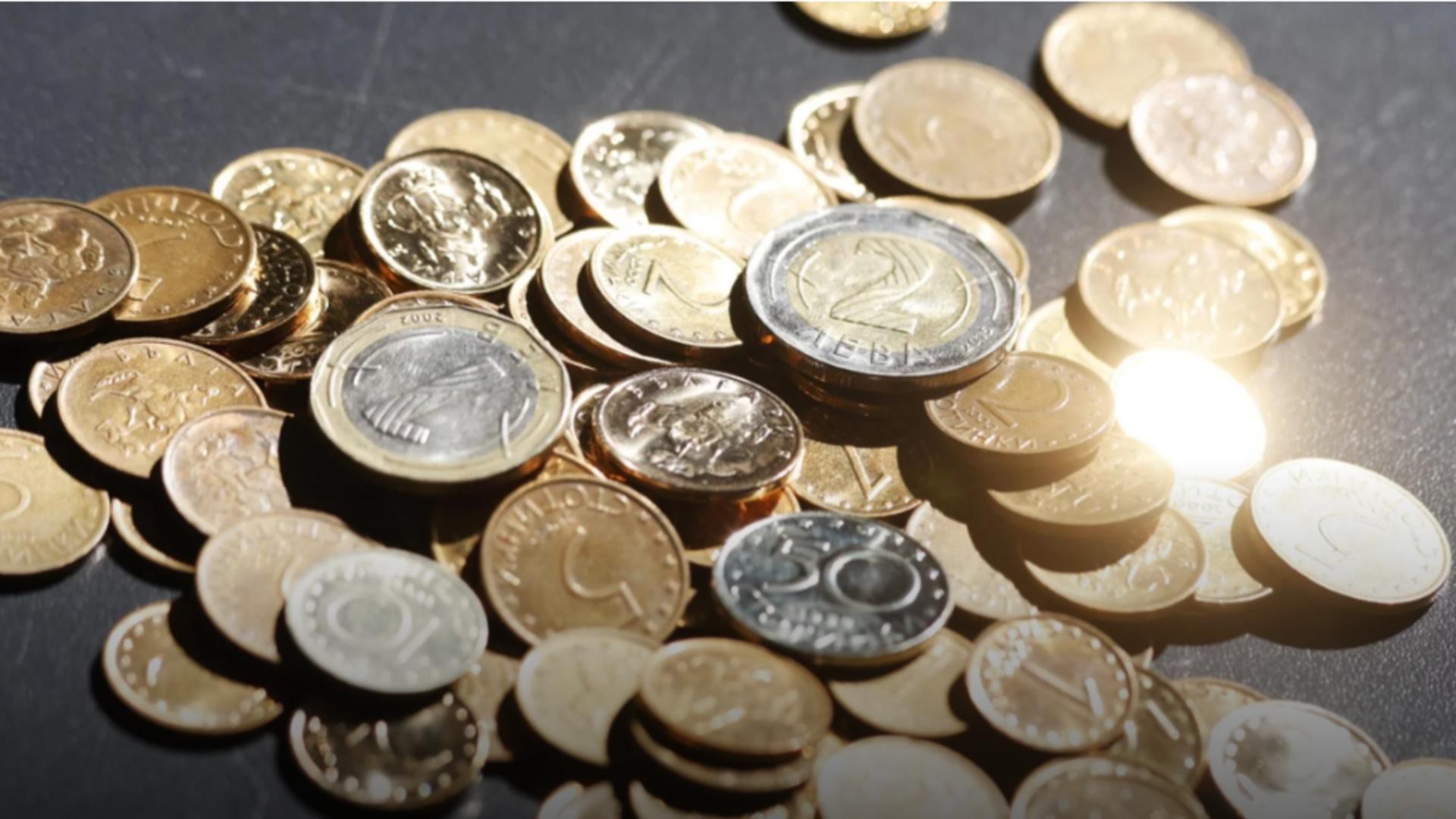 Băncile din Bulgaria, asaltate de oameni care aduc kilograme de monede pentru a le schimba în euro