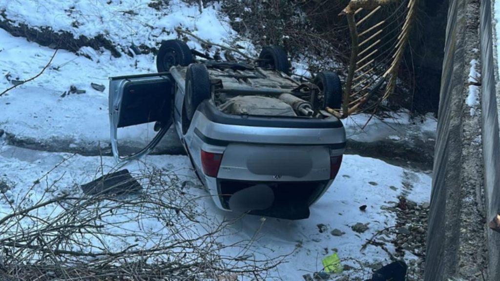 O maşină în care se aflau patru persoane a căzut în albia Pârâului Doamnei, din județul Neamț. Care este starea victimelor