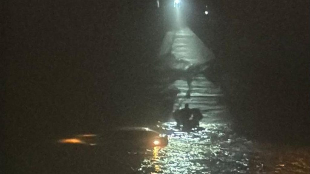 Intervenție de urgență la Târgu Jiu: un bărbat a căzut cu mașina în râu