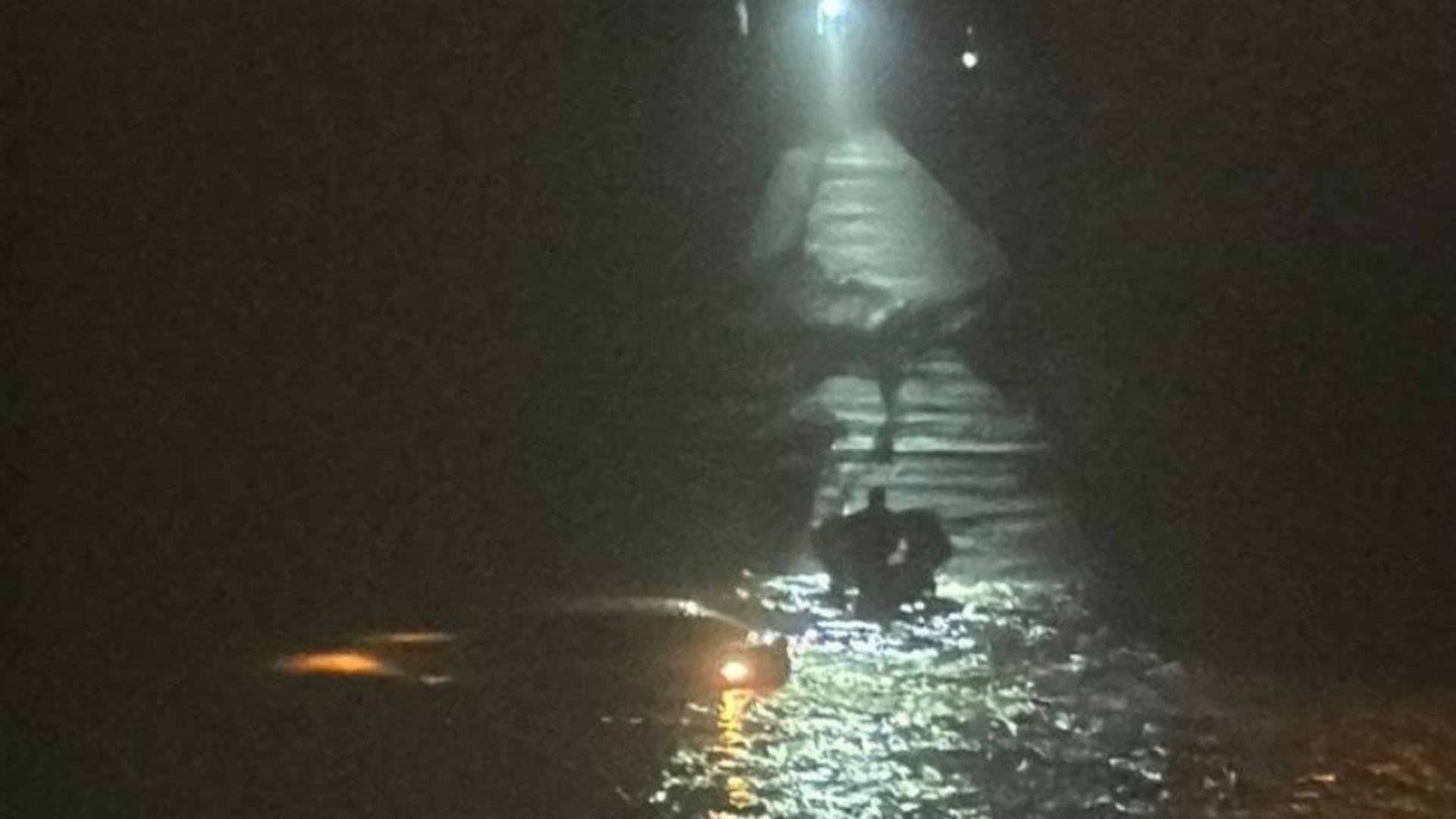 Intervenție de urgență la Târgu Jiu: un bărbat a căzut cu mașina în râu