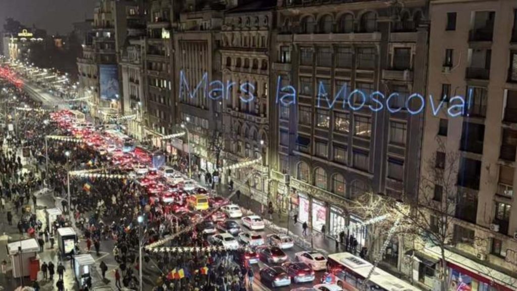 Amendă usturătoare pentru bărbatul care i-a sfidat pe protestatari. Mesajul „Marș la Moscova”, proiectat pe clădiri în timp ce românii înghețau pentru drepturile lor
