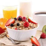 Cum îți influențează micul-dejun sănătatea. Ora la care mănânci dimineața îți poate scădea riscul de deces