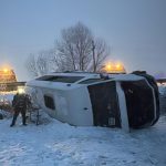 Microbuz plin cu mineri, răsturnat în Gorj din cauza zăpezii. Pompierii intervin de urgență