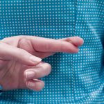 Cum știi că te minte? Secretele care îi demască pe mincinoși. Ce transmite comunicarea non-verbală