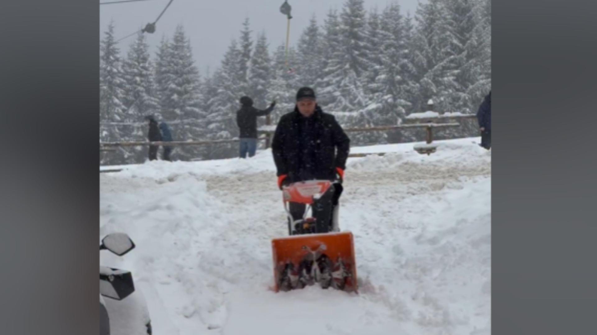 Rezistul de la Apărare s-a filmat în timp ce dădea la zăpadă. Internauții l-au apostrofat: „Norocosul are casa la Rânca”