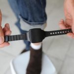 Și-a pus dispozitivul de monitorizare la mâna unui om al străzii pentru a scăpa de control