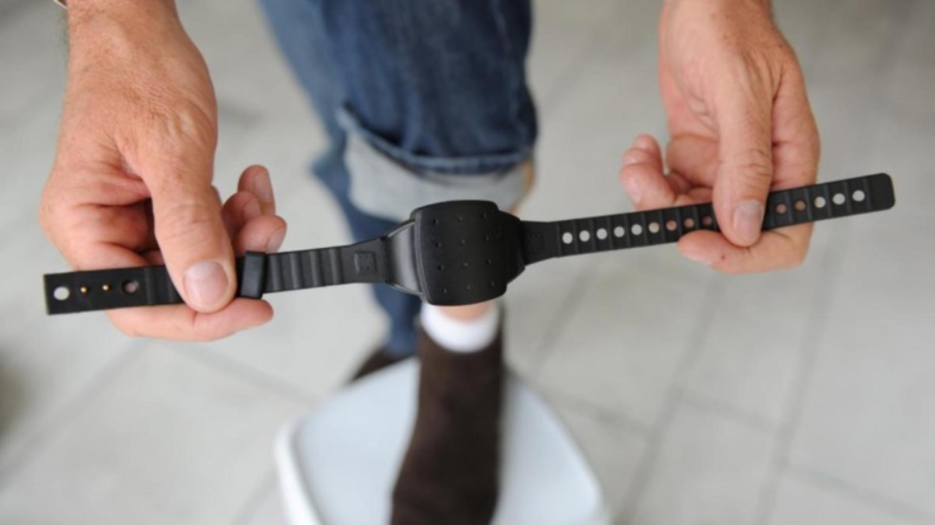 Și-a pus dispozitivul de monitorizare la mâna unui om al străzii pentru a scăpa de control