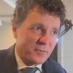 Nicușor Dan îl copiază pe Trump și dă interviuri din avion. Ce le-a spus reporterilor, în fuga sa spre Macron – VIDEO