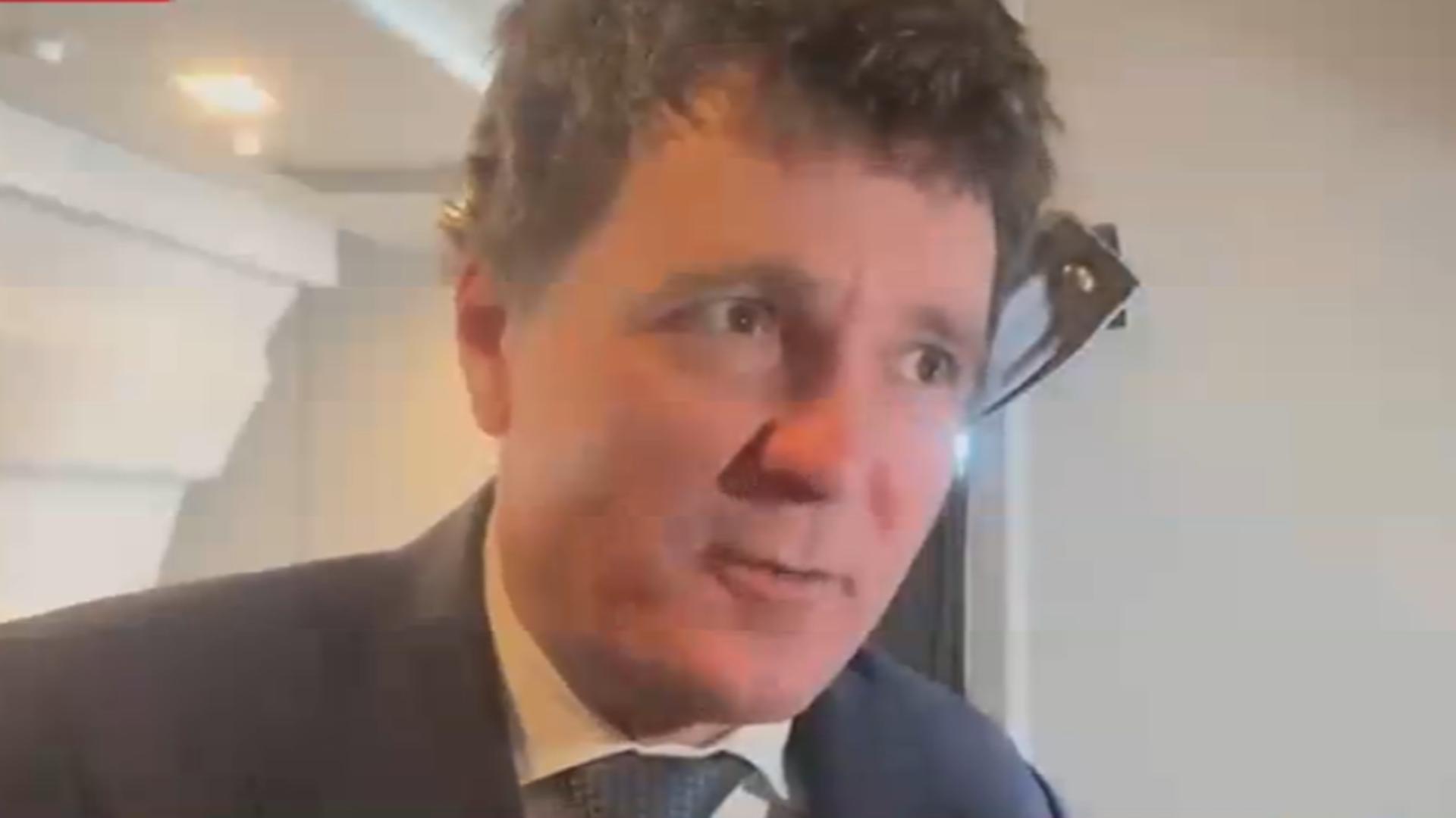 Nicușor Dan îl copiază pe Trump și dă interviuri din avion. Ce le-a spus reporterilor, în fuga sa spre Macron – VIDEO