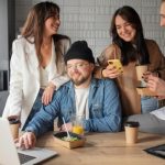 O țară europeană schimbă regulile la muncă. „Ora prieteniei”, testată direct în companii